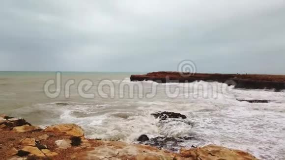 暴风雨海洋背景下的海石视频的预览图