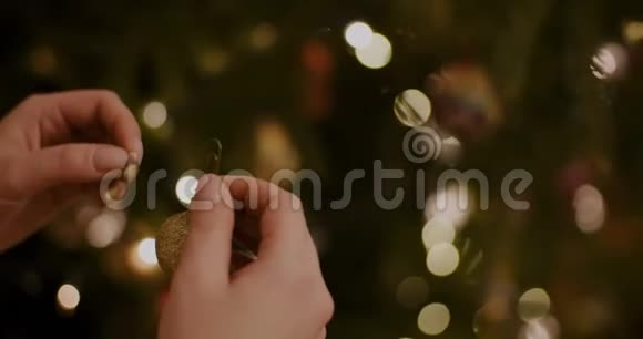 年轻女子在家装饰圣诞树视频的预览图