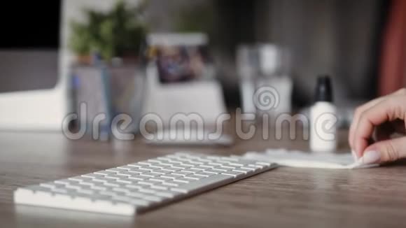 办公室女性清洁键盘的手持视频用红氦相机拍摄8K视频的预览图