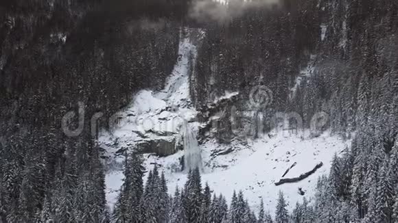 金姆瀑布冬季的空中飞行视频的预览图