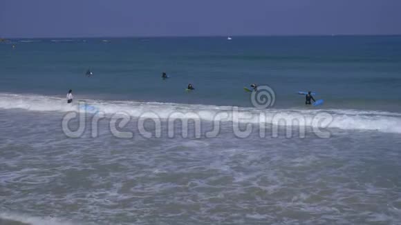 一群冲浪者坐在水里视频的预览图
