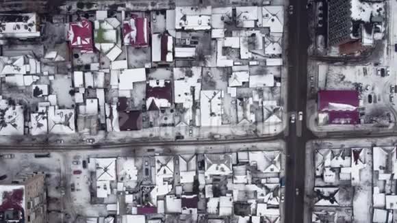 冬天飞越俄罗斯的街道和房屋视频的预览图