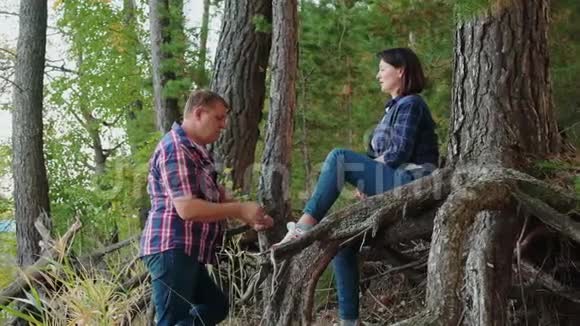 林中谈话的中年男女侧视视频的预览图