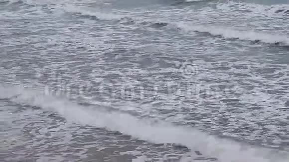 多云天气海水上有泡沫波浪海上冲浪视频的预览图