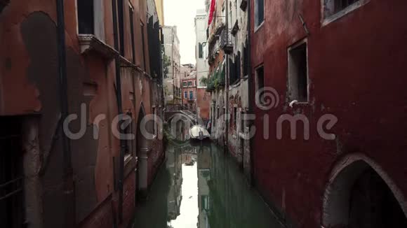 狭窄的威尼斯街道和孤舟有老房子的威尼斯运河风景视频的预览图