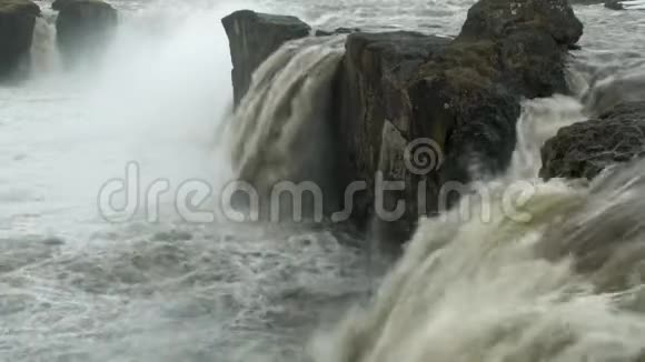 水在冰岛的岩石上瀑布视频的预览图
