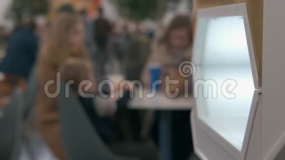 在快餐区的一群人中女人在手上喷洒抗菌剂视频的预览图