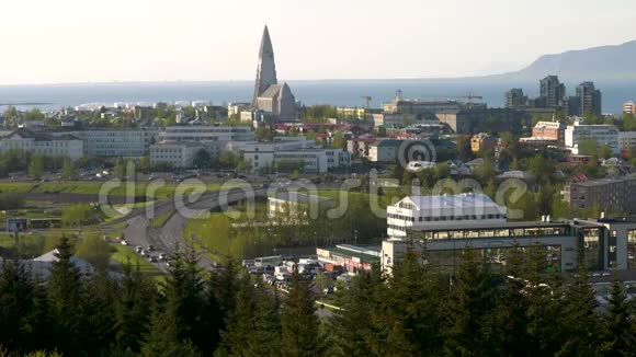 在冰岛的背景下可以看到雷克雅未克对面的Hallgrimskirkja大教堂视频的预览图