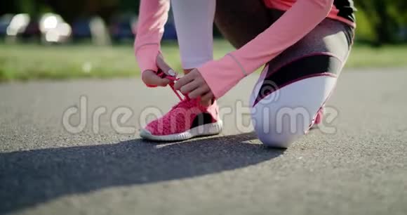 女人系运动鞋视频的预览图