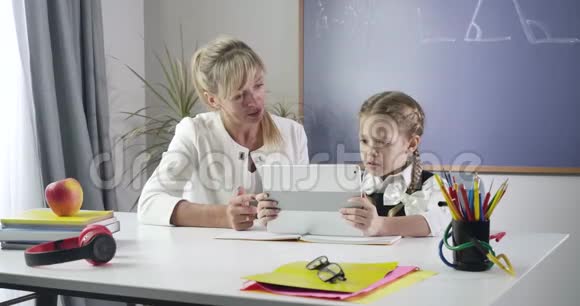 一幅可爱的白种人女学生与中年教师交谈并给她击掌的肖像快乐的孩子在学习视频的预览图