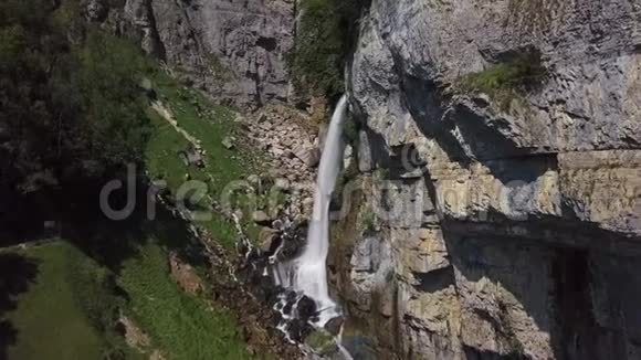 瑞士塞伦巴赫瀑布的空中飞行视频的预览图