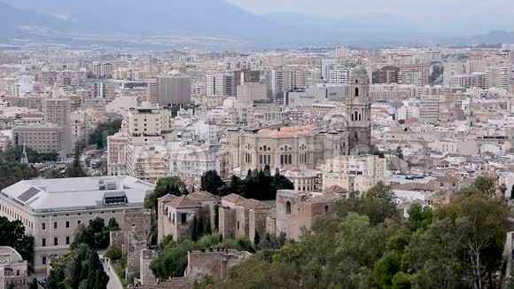 俯瞰西班牙马拉加老城及其名为LaManquita的大教堂的空中景色视频的预览图