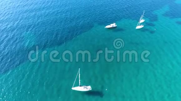 蓝色泻湖帆船的俯视图游泳者在清澈的蓝色海洋中享受视频的预览图
