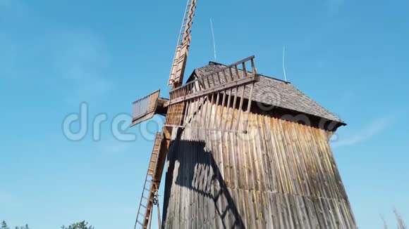 传统的波兰乡村风车视频的预览图