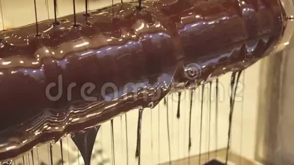 加工过程中的液态黑巧克力视频的预览图