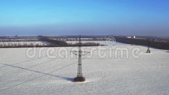 俄罗斯某地的电力线路冬季景观鸟瞰视频的预览图