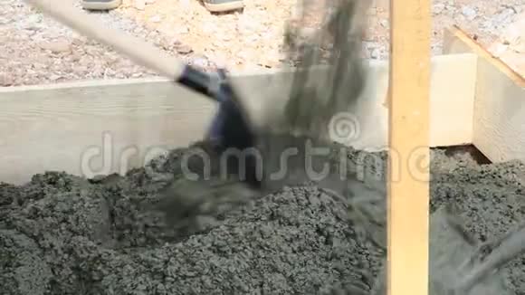 用工人拌水泥浇筑混凝土视频的预览图
