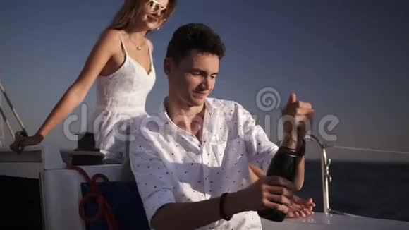 两个人在度假胜地幸福的家庭夫妇在游艇上喝香槟在水中休息浪漫的夫妇喝饮料视频的预览图