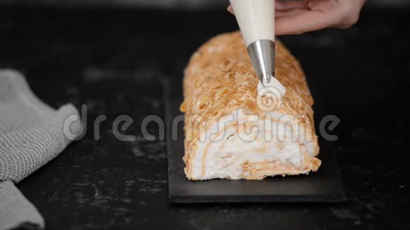 糕点厨师做了一个美味的月桂卷蛋糕梅林格鲁莱德视频的预览图