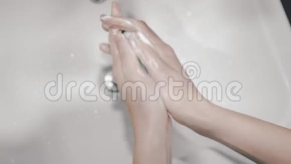 热水洗手及防菌肥皂防止病毒电晕爆发措施卫生常规清洁视频的预览图