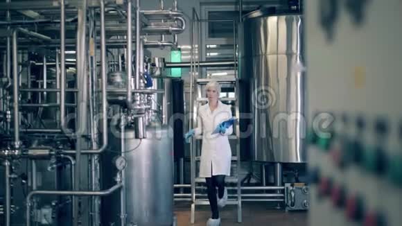 工厂生产线的质量控制一个人在乳品厂检查金属罐视频的预览图