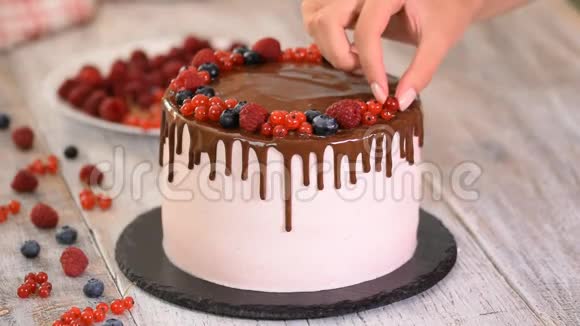 糕点厨师用浆果装饰蛋糕视频的预览图