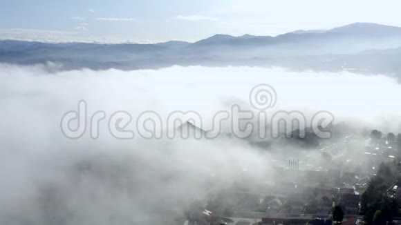 从空中俯瞰晨雾笼罩在洛杉矶附近云层笼罩着远处的群山视频的预览图
