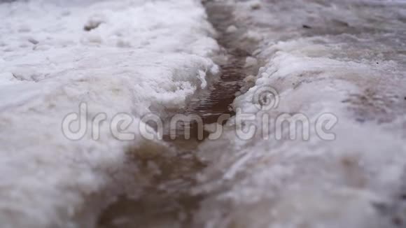 水沿着融化的雪流下来视频的预览图