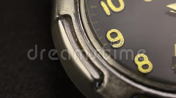 桌子上有一只手表部分表盘可见第二只手移动特写镜头视频的预览图