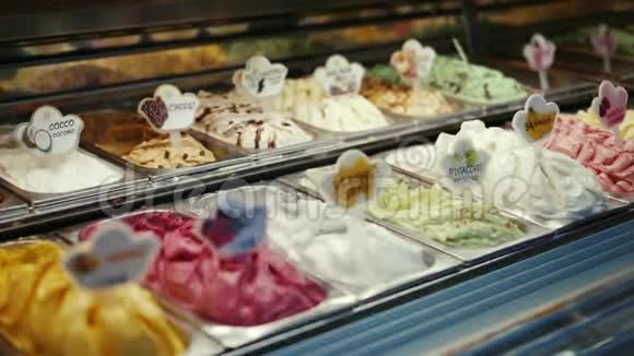 意大利五颜六色的冰淇淋展示Gelato美丽的背景视频的预览图