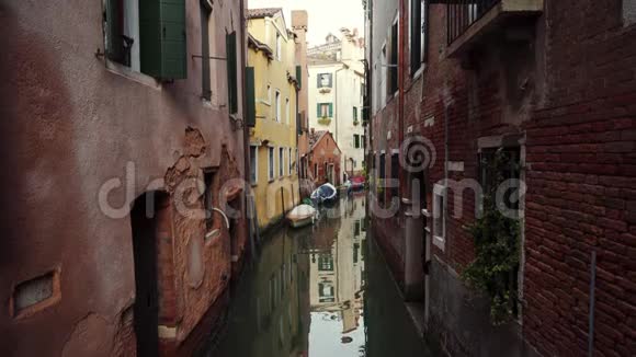 典型的威尼斯窄水运河有停泊的船只传统建筑视频的预览图