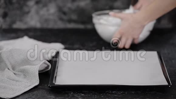 在烤盘上放些奶油糕点厨师准备奶油卷蛋糕视频的预览图