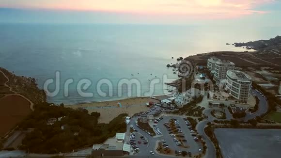 盖恩图菲哈马耳他4K飞越美丽的金湾海滩视频的预览图
