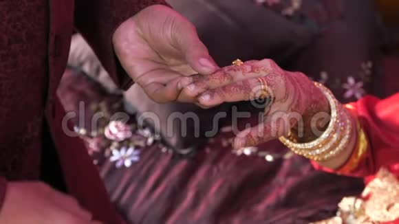 印度夫妇在婚礼当天牵手视频的预览图