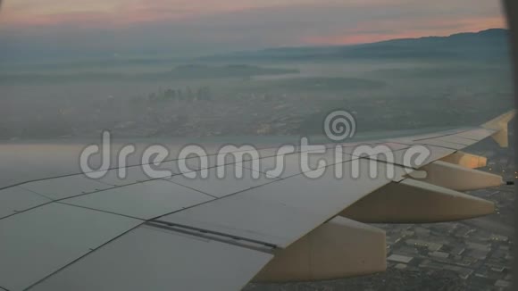 洛杉矶日出和飞机机翼的空中景观视频的预览图