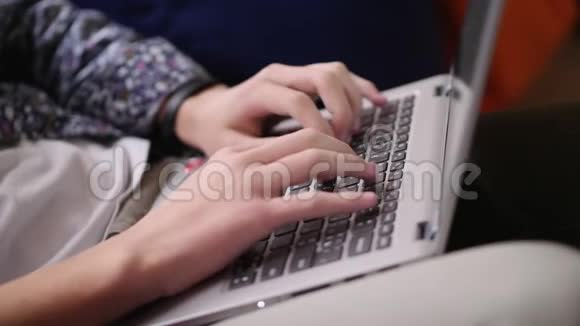 手按笔记本电脑键盘特写视频的预览图