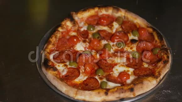 厨师面包师的手统一添加意大利香肠到比萨饼披萨艺术披萨的制作过程视频的预览图