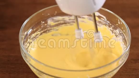 将饼干或蛋糕面糊中的干面粉鸡蛋和黄油混合在一起视频的预览图