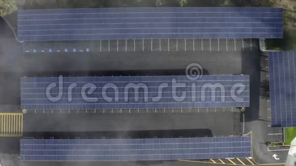 鸟瞰太阳能电池板晨雾云加州洛杉矶视频的预览图