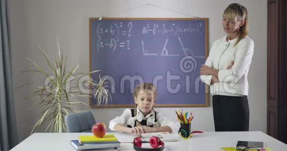震惊白种人老师看广告女学生戴上耳机和摇头可爱的小女孩视频的预览图