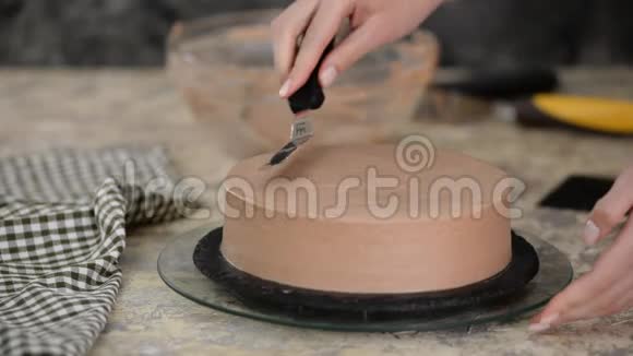糕点厨师用巧克力奶油装饰蛋糕视频的预览图