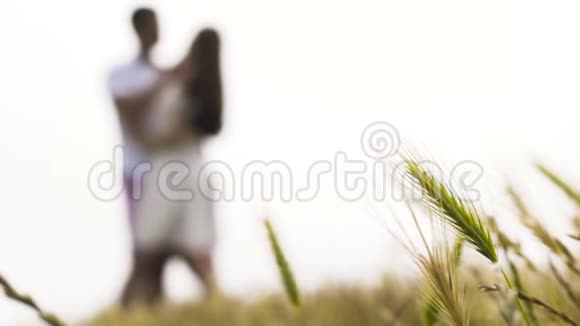 浪漫的观点模糊的夫妇当他们拥抱在岩石海岸的边缘在浓雾前行动关门视频的预览图