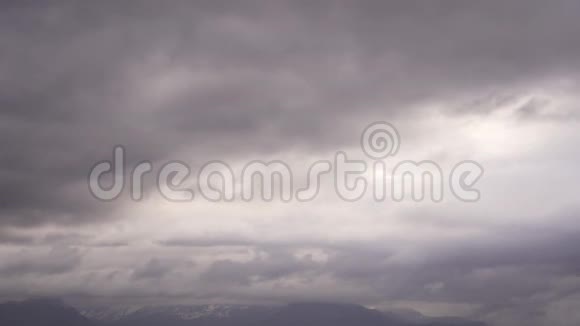 风暴云移到雪山上视频的预览图