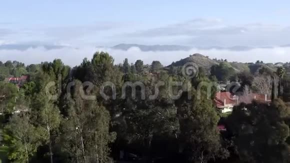 洛杉矶市附近的山区有早晨雾蒙蒙的云层鸟瞰视频的预览图