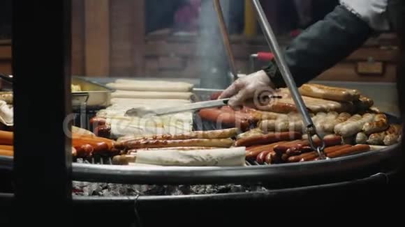 在节日或户外庆祝活动中烹饪街头食物视频的预览图