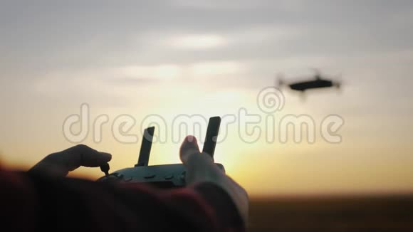 无人机在日落时飞行现代技术和无人机理念视频的预览图
