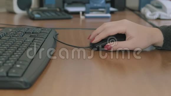 女人在办公室用电脑鼠标视频的预览图