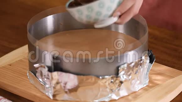 糕点厨师在上面的摩丝蛋糕上倒入液体巧克力视频的预览图