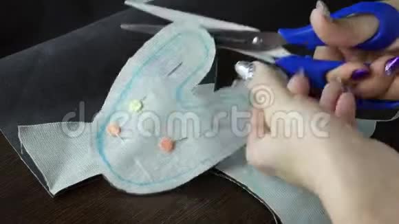 裁缝师在素描线上剪下柔软的玩具细节视频的预览图