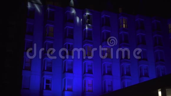 夜间建筑物的灯光投射视频的预览图